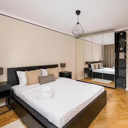 Metro Kabaty Deluxe Apartment *